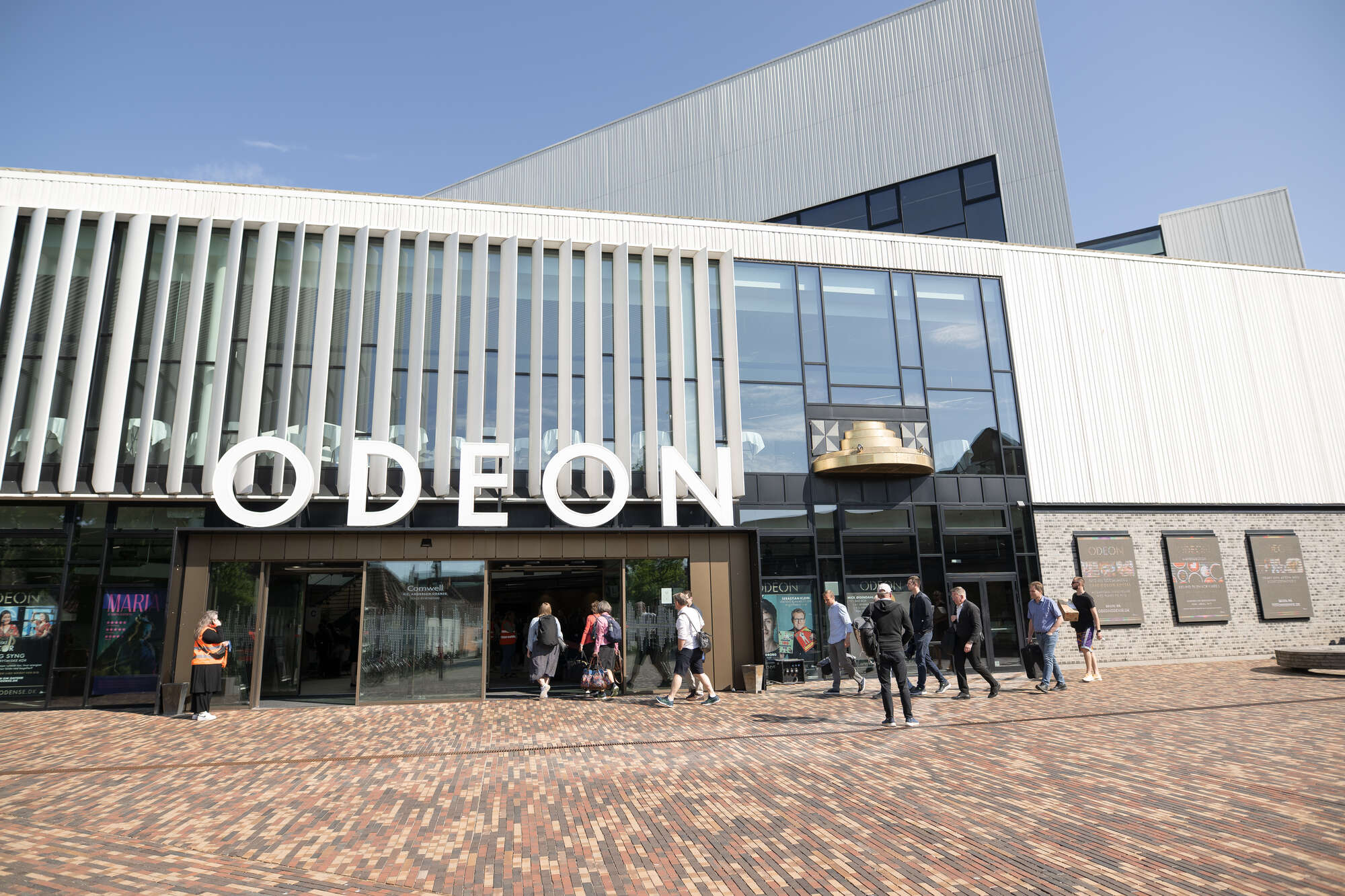 Fotoshoot omkring de store møder med +500 deltagere. Fokus på logistik og handlingen af mange gæster i huset, alt fra ankomst i busser, til bagagehåndtering, teambuiling i byen, frokost til go, til møder i huset, ombygning af hus til fest etc. Der er 183 billeder i denne serie.
