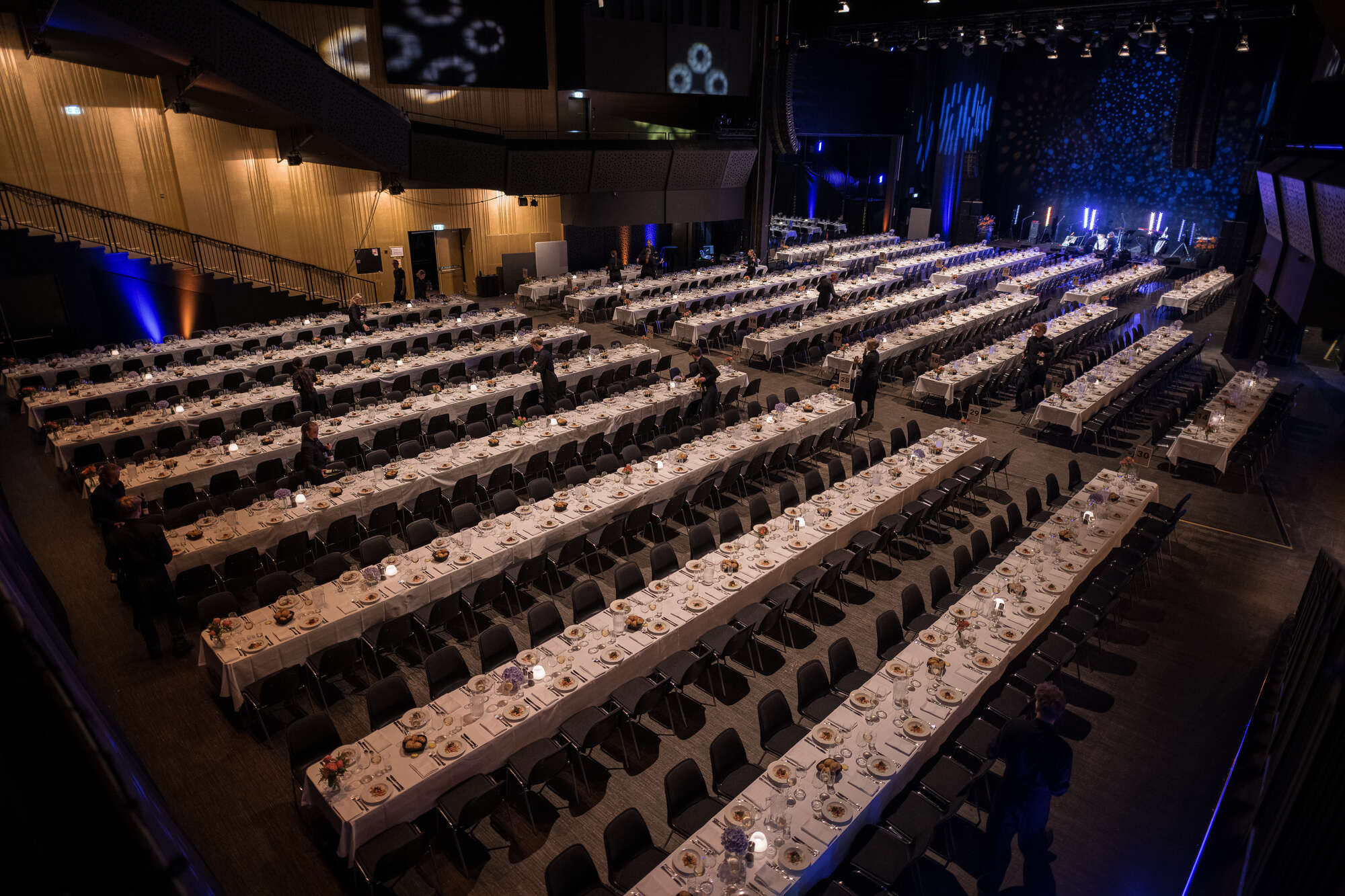 Fotoshoot omkring de store møder med +500 deltagere. Fokus på logistik og handlingen af mange gæster i huset, alt fra ankomst i busser, til bagagehåndtering, teambuiling i byen, frokost til go, til møder i huset, ombygning af hus til fest etc. Der er 183 billeder i denne serie.