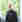 Mand i mørkt jakkesæt poserer udendørs